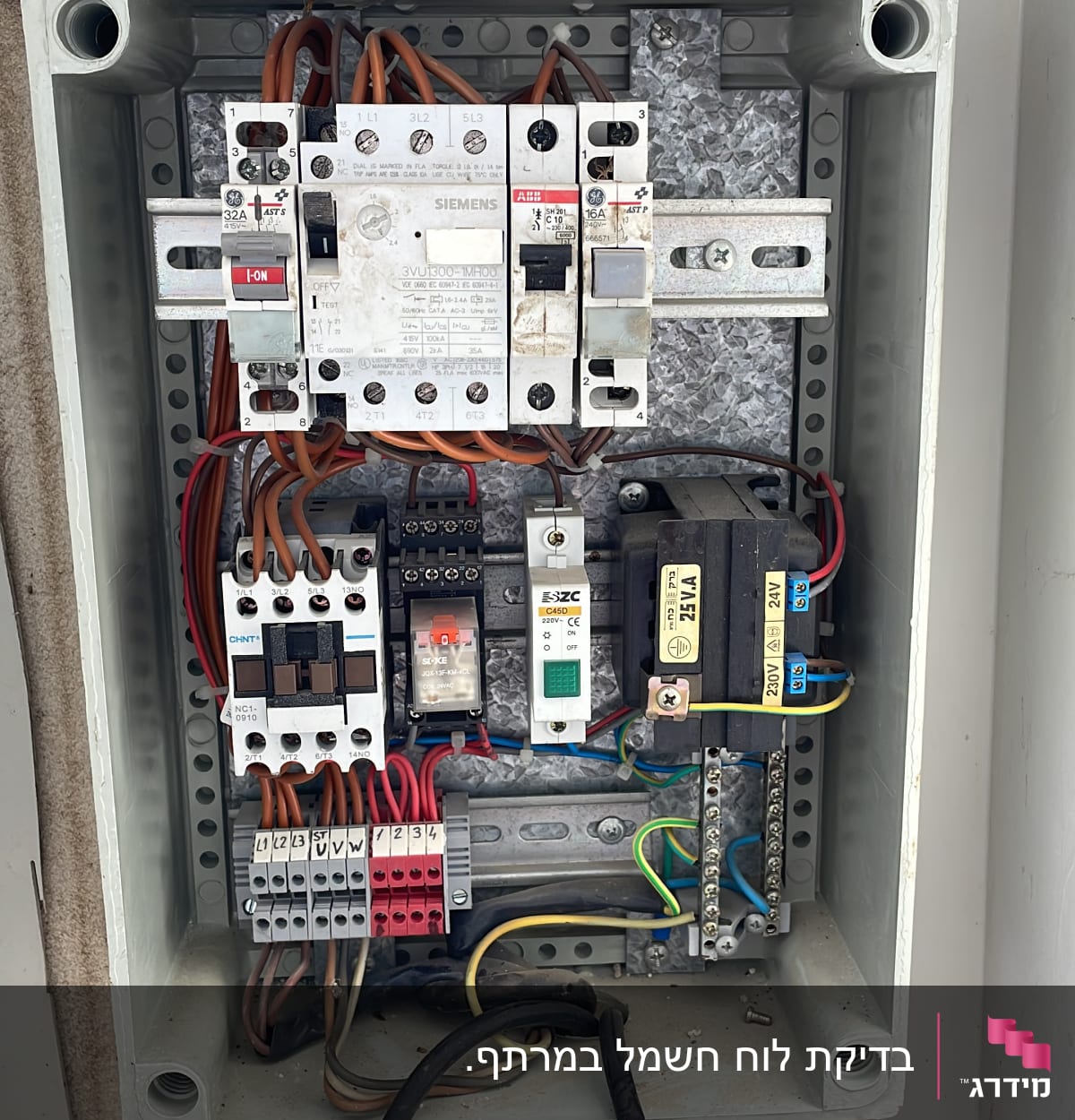 לוח חשמל עם חוטים ומפסקים שונים